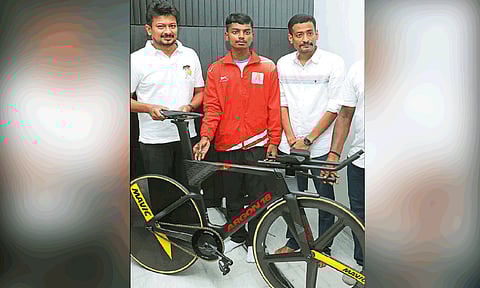 தமிழக வீரர், வீராங்கனைக்கு ரூ. 20 லட்சம் மதிப்பிலான விளையாட்டு உபகரணங்கள் - அமைச்சர் உதயநிதி வழங்கினார்