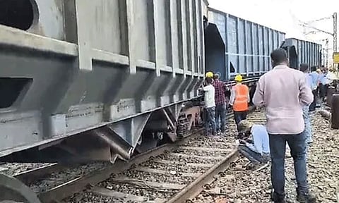 குஜராத்தில் சரக்கு ரெயில் தடம் புரண்டு விபத்து