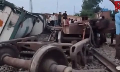 உத்தரப்பிரதேசத்தில் சரக்கு ரெயில் தடம் புரண்டு விபத்து