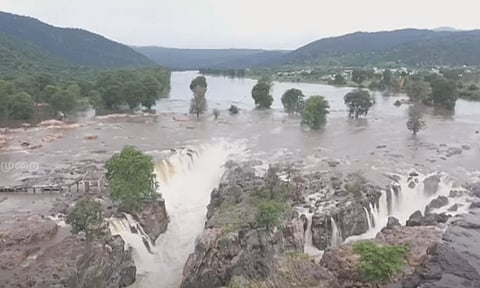 காவிரியில் நீர் திறப்பு அதிகரிப்பு: மேட்டூர் அணை நீர்மட்டம் ஒரே நாளில் 7 அடி உயர்வு