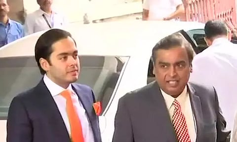 முகேஷ் அம்பானியின் கார் டிரைவர் வாங்கும் சம்பளம் எவ்வளவு தெரியுமா?