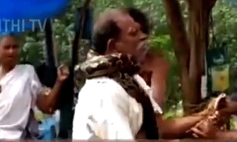 தூங்கிய நபரின் கழுத்தை நெரித்த மலைப்பாம்பு.. பரபரப்பு வீடியோ