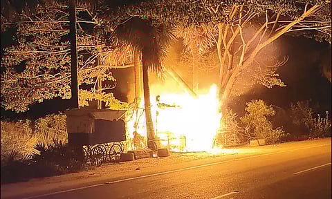 நள்ளிரவில் திடீர், திடீரென தீப்பிடித்து எரியும் கடை, குடிசை வீடுகள் - கிராம மக்கள் பீதி