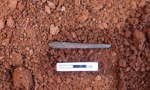 மருங்கூர் அகழாய்வில் கண்ணுக்கு மை தீட்டும் செம்பு அஞ்சனக்கோல் கண்டெடுப்பு