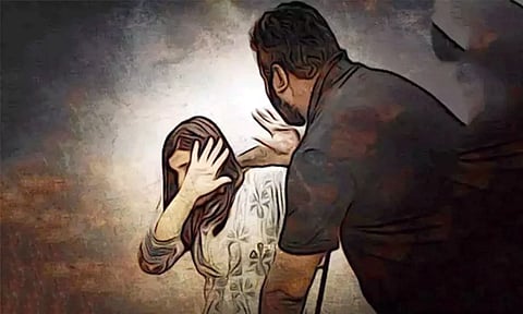 ஓடும் பஸ்சில் பெண்ணிடம் சில்மிஷம் - வாலிபருக்கு தர்மஅடி