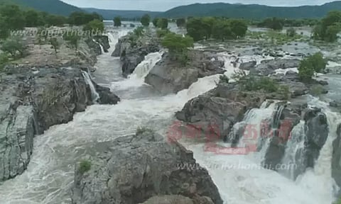 காவிரியில் நீர்திறப்பு 1.20 லட்சம் கன அடியாக அதிகரிப்பு.. கிடுகிடுவென உயரும் மேட்டூர் அணை