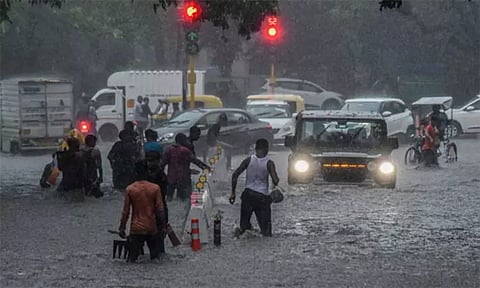 டெல்லிக்கு மஞ்சள் அலர்ட்: சாலைகளில் மழைநீர் தேங்கியதால் கடும் போக்குவரத்து நெரிசல்