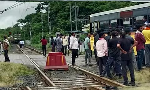 ரெயில்வே கேட்டில் 40 மாணவர்களுடன் சிக்கிய பள்ளி பஸ்: திக்.. திக்... நிமிடங்கள்