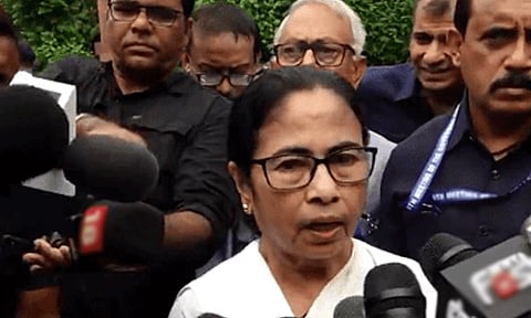 நிதி ஆயோக் கூட்டத்தில் பாரபட்சம்: நாயுடுவுக்கு மட்டும் 20 நிமிடமா..? - மம்தா பானர்ஜி பரபரப்பு குற்றச்சாட்டு