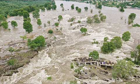ஒகேனக்கல் காவிரி ஆற்றில் நீர்வரத்து வினாடிக்கு 1.30 லட்சம் கன அடியாக அதிகரிப்பு