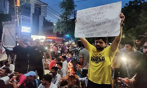 டெல்லி: 3 ஐ.ஏ.எஸ். பயிற்சி மாணவர்கள் பலி; நீதி கோரி மெழுகுவர்த்தி ஏந்தி பேரணி