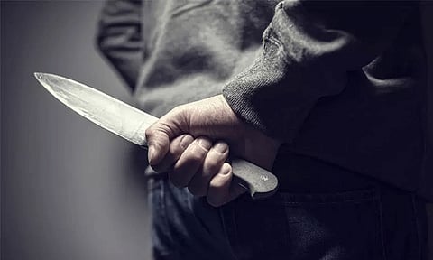 காதலை கைவிட்டதால் ஆத்திரம்... பெற்றோர் கண்ணெதிரே இளம்பெண்ணுக்கு கத்திக்குத்து