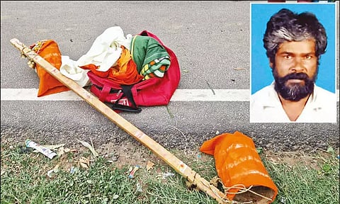 சாலையோரம் வைக்கப்பட்டிருந்த காவடி (உள்படம்: ஜெகன்).