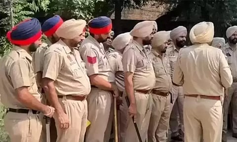 பஞ்சாப்பில் போலீஸ் நிலையத்தை சூறையாடிய பொதுமக்கள்