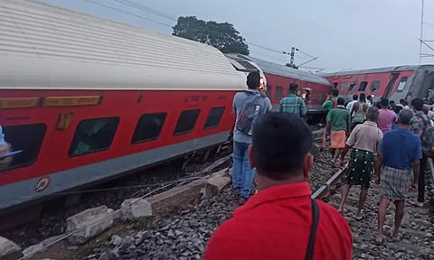 ஜார்க்கண்ட் அருகே மும்பை - ஹவுரா எக்ஸ்பிரஸ் ரெயில் தடம் புரண்டு விபத்து: இருவர் பலி, 20 பேர் காயம்
