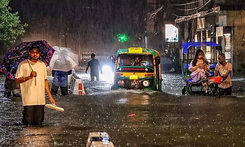 டெல்லியில் வெளுத்து வாங்கும் மழை: ரெட் அலெர்ட் எச்சரிக்கை-பள்ளிகளுக்கு விடுமுறை