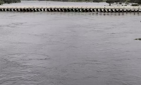 வீணாக கடலில் கலக்கும் காவிரி நீர் - விவசாயிகள் கவலை