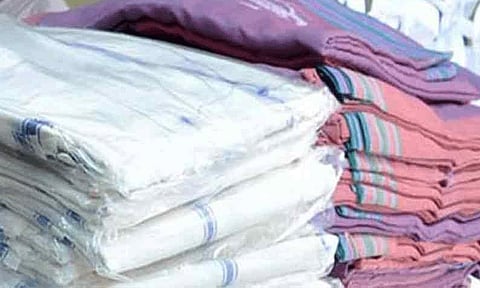 விலையில்லா வேட்டி, சேலை, பள்ளி சீருடைகள் வழங்குவதில் சுணக்கமா? - அமைச்சர் மறுப்பு