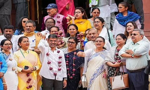 நாடாளுமன்ற வளாகத்தில் வெங்காய மாலை அணிந்து எதிர்க்கட்சி எம்.பி.க்கள் போராட்டம்