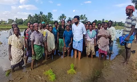 விவசாய பணியில் நடிகர் சசிகுமார்