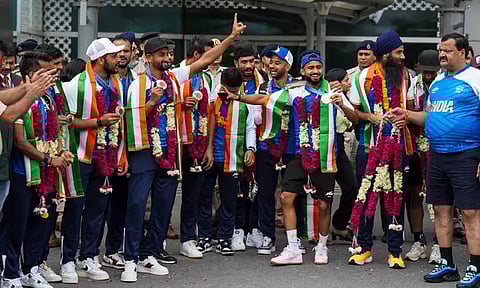 ஒலிம்பிக்கில் வெண்கலப் பதக்கம் வென்று தாயகம் திரும்பிய இந்திய ஆக்கி அணியினர்