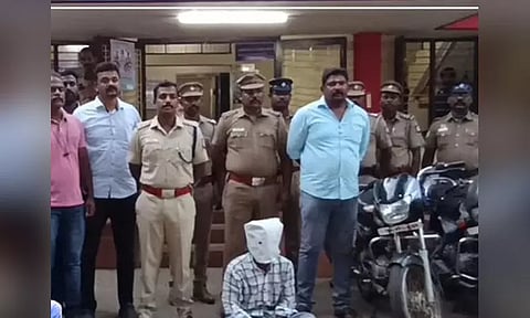 காதலியின் நகையை மீட்க பைக் திருட்டில் ஈடுபட்ட வாலிபர் கைது