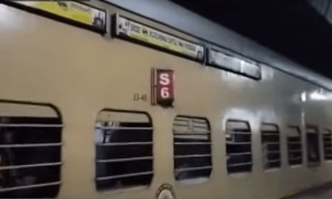 ரெயிலில் தூங்கிக்கொண்டிருந்த பெண்களிடமிருந்து நகைகளை பறித்துச்சென்ற கொள்ளையர்கள்