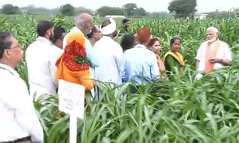 விவசாயிகளுடன் பிரதமர் மோடி கலந்துரையாடல்: 109 பயிர் ரகங்களை அறிமுகம் செய்தார்