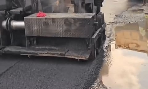 திருவள்ளூரில் கொட்டும் மழையில் அமைக்கப்படும் தார் சாலை: மக்கள் அதிருப்தி