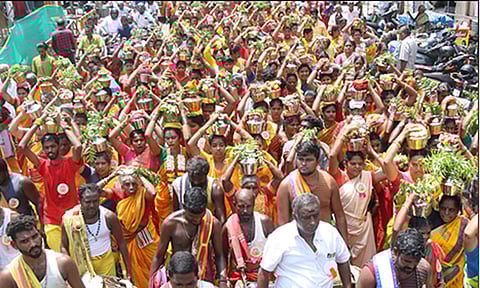 சேலம் கோட்டை மாரியம்மன் கோவிலில் பால்குட ஊர்வலம்