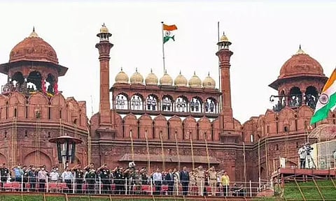 டெல்லி செங்கோட்டை மீது லேசான மழை பெய்யும்: வானிலை மையம்