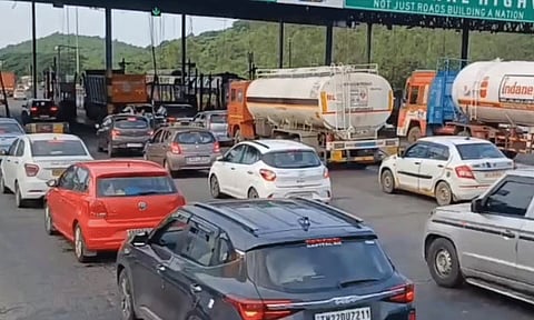 விடுமுறை எதிரொலி.. சொந்த ஊர் செல்லும் மக்களால் செங்கல்பட்டில் போக்குவரத்து நெரிசல்