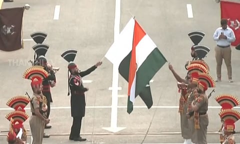 அட்டாரி-வாகா எல்லையில் கொடி இறக்கும் நிகழ்ச்சி கோலாகலம்