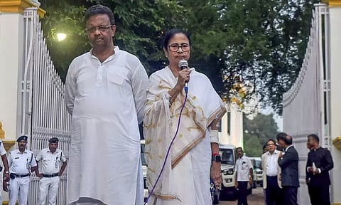 காலில் கூட விழத்தயார்: போராட்டத்தை கைவிடுங்கள் - மம்தா பானர்ஜி கோரிக்கை