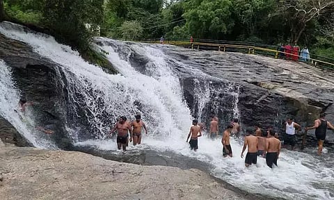 தொடர் வெள்ளப்பெருக்கு: கும்பக்கரை அருவியில் குளிக்க தடை நீட்டிப்பு