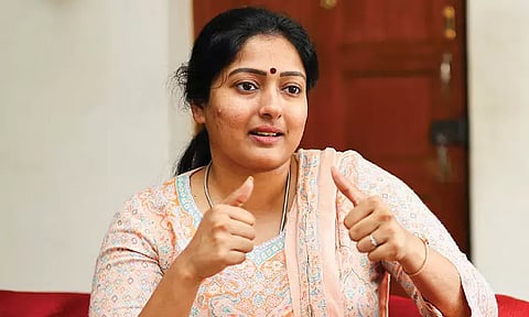 நீ சூரியன்.. நான் தாமரை: காயத்ரி ரகுராம் விமர்சனம்