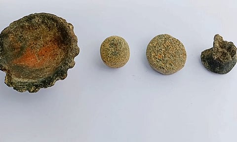 வெம்பக்கோட்டை அகழாய்வில் சுடுமண் முத்திரைகள், விளக்கு கண்டெடுப்பு