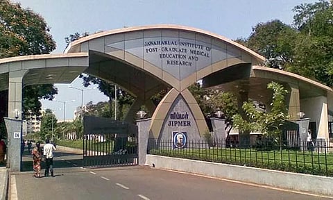 டாக்டர்கள் போராட்டம் எதிரொலி: ஜிப்மர் ஆஸ்பத்திரியில் வெளிப்புற சிகிச்சை பிரிவு இயங்கும் நேரம் மாற்றம்