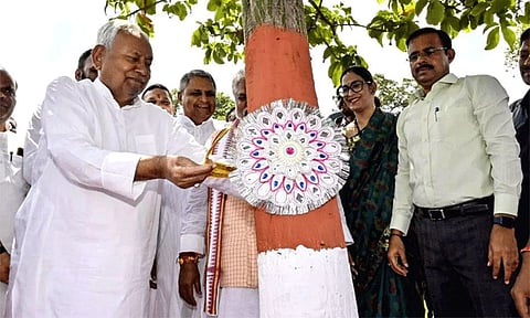 மரத்திற்கு ராக்கி கட்டிய நிதிஷ் குமார்.. சுற்றுச்சூழலை பாதுகாப்பது குறித்து விழிப்புணர்வு