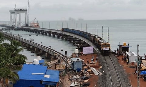 பாம்பன் புதிய பாலத்தில் ரெயிலை இயக்கி சோதனை ஓட்டம்
