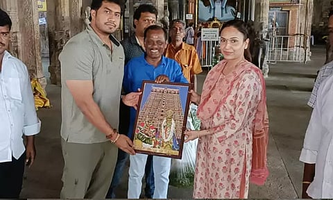 ஸ்ரீரங்கம் கோவிலில் சவுந்தர்யா ரஜினிகாந்த் சாமி தரிசனம்