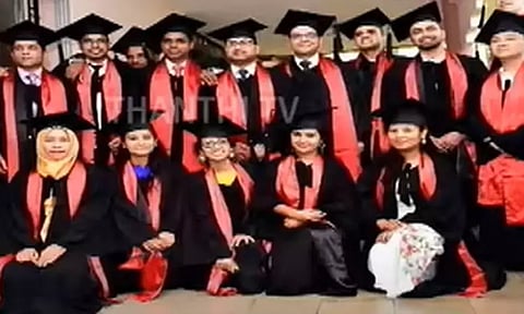 பட்டமளிப்பு விழாவில் இனி கருப்பு உடை வேண்டாம் - மத்திய சுகாதாரத்துறை அமைச்சகம்