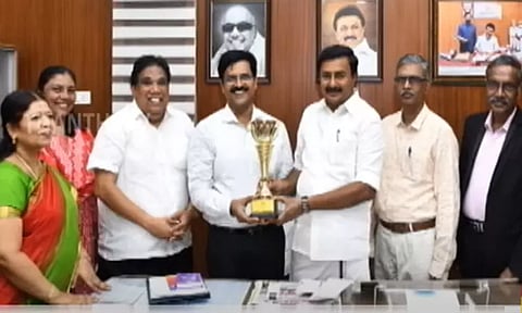 ஆட்சிமொழித் திட்ட செயலாக்கத்தில் சிறந்து விளங்கிய சட்டபேரவை செயலக அலுவலகத்திற்கு சுழற்கோப்பை