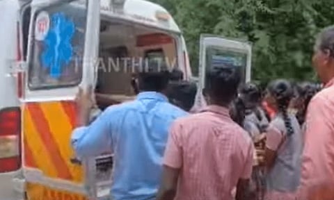 பள்ளியில் கணினி வெடித்து திடீர் தீ விபத்து.. அமைச்சர் நேரில் சென்று ஆறுதல்