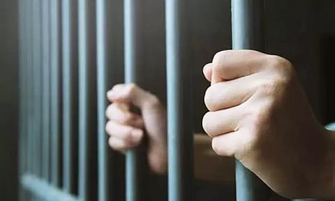 பாலியல் வன்கொடுமை செய்த சிறுமியை திருமணம் செய்த குற்றவாளி...கோர்ட்டு கொடுத்த அதிர்ச்சி தீர்ப்பு