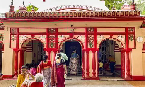 வங்காளதேசம்: ஹசீனா அரசு கவிழ்ந்த பின்னர் இந்து கோவிலுக்கு காவலாக நின்ற முஸ்லிம்கள்