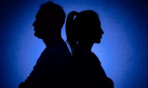 மனைவிக்கு பணம் அனுப்பியதால் ஆத்திரம்... லிவ்-இன் பார்ட்னரின் அந்தரங்க உறுப்பை தாக்கிய பெண்