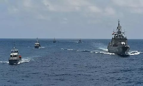 இந்திய போர்க்கப்பல் கொழும்பு துறைமுகம் சென்றது- 3 சீன போர்க்கப்பல்களும் வருகை