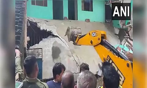 உத்தரபிரதேசம்: வீட்டின் மேற்கூரை இடிந்து 3 பெண்கள் உயிரிழப்பு