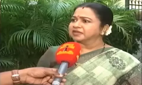 'விஷாலுக்கு தைரியம் இருந்தால் அந்த யூடியூபரை செருப்பால் அடிக்கட்டும்..' - நடிகை ராதிகா